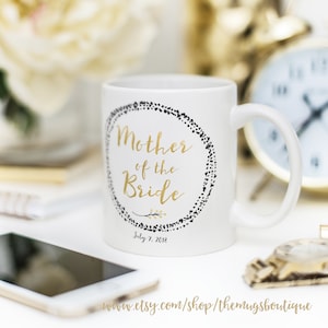 Mutter der Braut Becher | Personalisiertes Hochzeitsgeschenk | Benutzerdefinierte Datum Tasse für Mama | Elegantes gepunktetes Kranzdesign | Brautparty Danke Tasse