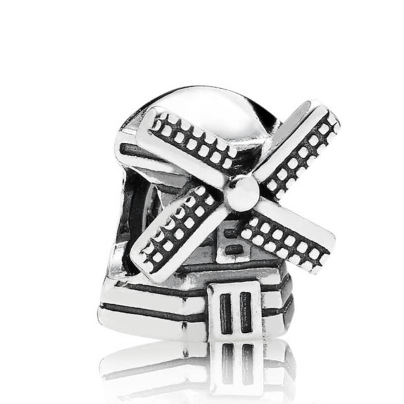 Pandora wind. Серебрянный шарм compass pandora. Pandora wind. Ящик с пандорой. Подвеска пандора роза ветров компас.