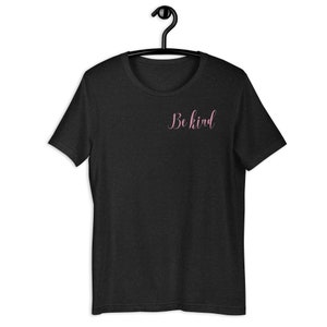 Letra de bondad compartida de Isabella en camiseta