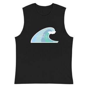 Könnte beinhalten: Schwarzes ärmelloses Shirt mit einem blauen und grünen Wellen-Motiv und dem Text "mighty" und "Psalm 93:4".