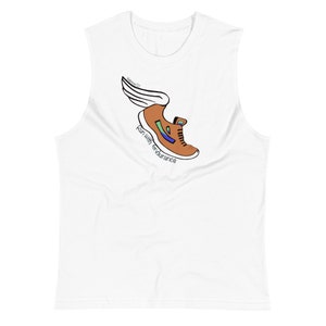 Könnte beinhalten: Ein weißes ärmelloses Tanktop mit einem braunen Laufschuh mit Flügeln und dem Text "Run with endurance".