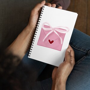 La obra de arte de la carta de bondad compartida de Isabella en un cuaderno de espiral