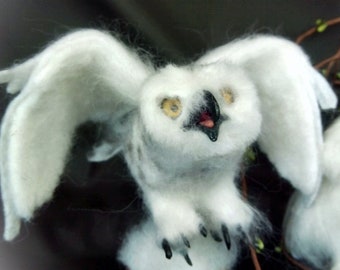 Needle felted mini snowy owl attacks/flying owl/white owl figurine/owl in attack mode/arctic owl sculpture/wool owl toy/miniature owl