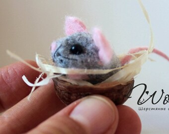 Needle felted mouse/tiny mouse in wallnut shell/cute tiny mouse/mouse gift/mini mouse toy/mini felted animal/dollhouse mouse/christmas gift