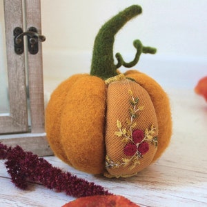 Felted pumpkin/pumpkin decor/halloween gift/stylish pumpkin/stylish fall decor/pumpkin with lace/thankgiving decoration