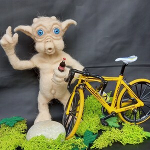 Mac and me felted alien creature figurine/80's/needle felted animals/alien statue imagem 9