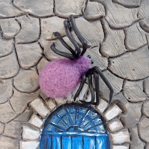 Juguete de araña púrpura de fieltro de aguja/araña en miniatura realista/araña saltadora/orden personalizado/decoración de Halloween/castillo/animal de fieltro de aguja