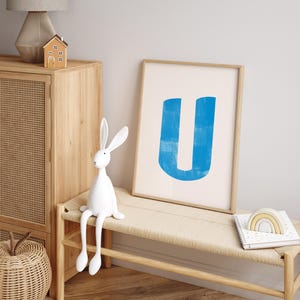 Buchstabe U druckbare Kunst | Monogramm Initialen | Modernes Kinderzimmer Dekor | Kinder Alphabet Druck | Druckbares Geschenk | Blaues Poster mit Buchstaben