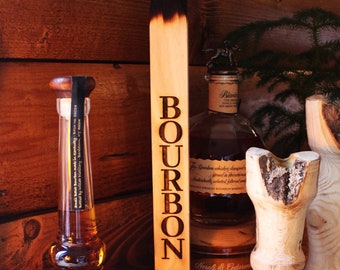 Talla de cerillas de madera para entusiastas del Bourbon / Decoración rústica grabada de la cueva del hombre de la cabaña del hogar / Arte de la pared