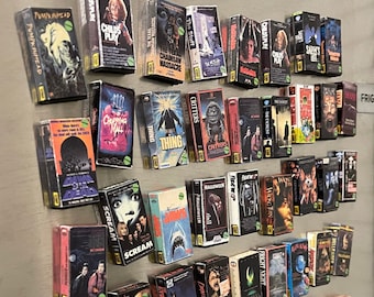 Mini imanes inspirados en VHS 1" x 2" ¡Muchos títulos que eliges! Listado de títulos de género de terror n.° 1