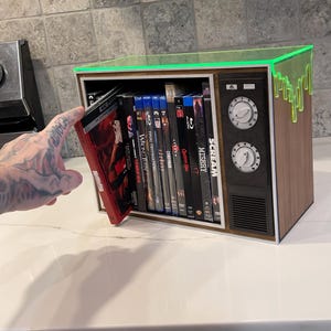 Retro-TV-Medienbox, Standard oder mit Schleim- oder Bluteffekt für Blu-rays, DVDs und VHS-Kassetten. Echtholz-Optik! Filme nicht enthalten.