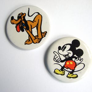 Vintage Sovjet-tinnen badges, 2 stuks, Mickey Mouse, Pluto, stripfiguur, metalen pin voor verzamelaars, Gemaakt in de jaren 80 van de USSR