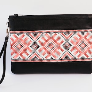 Cartera de cuero, bolso grande de mano, cartera de mano, cartera bordada, bordado ucraniano, vyshyvanka, estilo étnico, rojo, negro y blanco