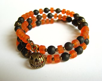 Halloween bracelet, Memory wire bracelet with glass beads and pumpkins, Orange, black, bronze, Boho jewelry, Gift for Her