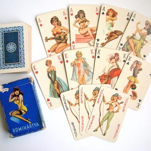 Cartes à jouer pin-up vintage des années 60, jeu de 55 cartes, Romikartya, costumes français, objet de collection, papier éphémère rétro, fabriqué en Hongrie