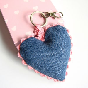 Llavero de corazón de mezclilla, llavero, llavero, llavero, regalo de San Valentín, regalo de mujer, azul y rosa, jeans reciclados, mezclilla reciclada