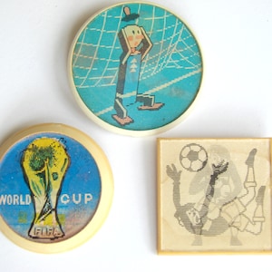 Set van 3 vintage Sovjet-lenticulaire badges uit de jaren 50-70 over voetbal, voetbal, stripfiguur, verzamelpin, retro pin-badge, gemaakt in de USSR