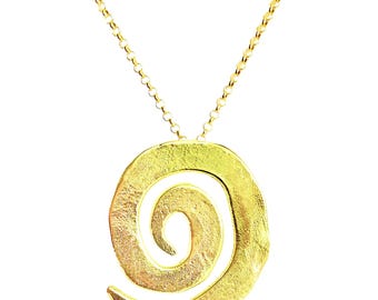 Op de afbeelding: Een goudkleurige ketting met een spiraalvormige hanger. De getextureerde hanger hangt aan een fijne ketting. De ketting wordt gepresenteerd tegen een witte achtergrond, waardoor de details van de sieraden worden benadrukt.