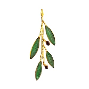 Puede incluir: Broche de rama de olivo dorada con hojas de esmalte verde y bayas de esmalte rojo oscuro.