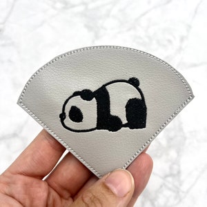 Lesezeichen | Leseecke | Kunstleder | gestickt | Bücherwurm | Panda