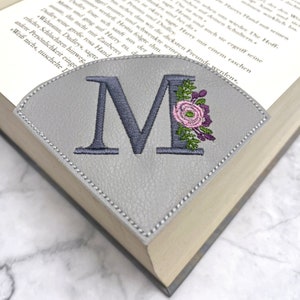Marque-page Coin lecture Faux cuir brodé rat de bibliothèque personnalisé lettre Monogramme Roses Gris image 6