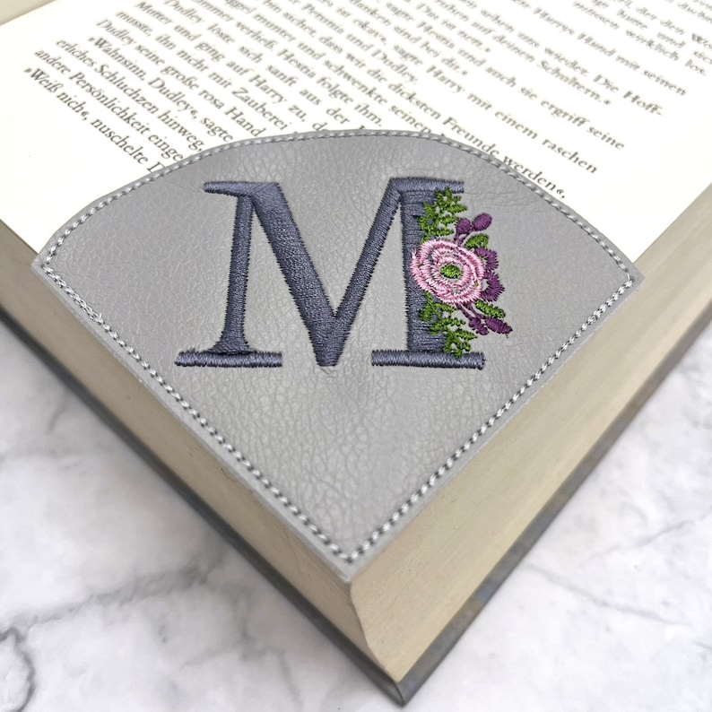 Lesezeichen Leseecke Kunstleder gestickt Bücherwurm personalisiert Buchstabe Monogramm Rose grau Bild 6