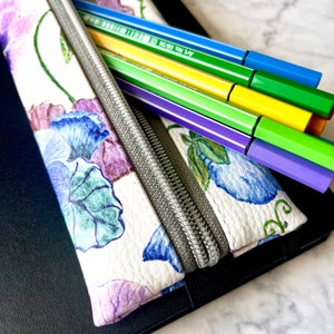 Etui Federmäppchen Stifte Täschchen Gummiband Journal Notizbuchfedertasche Tablet Kunstleder Blumen Stiefmütterchen Bild 4