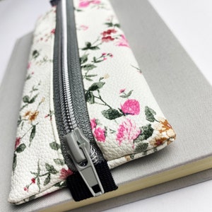 Caso | astuccio penne | astuccio | elastico | Diario | astuccio per quaderno | compresse | ecopelle | Fiori | Bianco