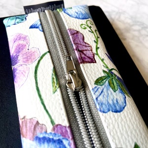 Etui Federmäppchen Stifte Täschchen Gummiband Journal Notizbuchfedertasche Tablet Kunstleder Blumen Stiefmütterchen Bild 7