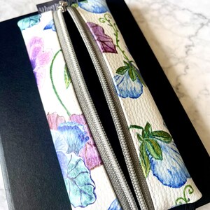 Etui Federmäppchen Stifte Täschchen Gummiband Journal Notizbuchfedertasche Tablet Kunstleder Blumen Stiefmütterchen Bild 3