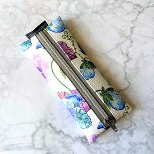 Etui Federmäppchen Stifte Täschchen Gummiband Journal Notizbuchfedertasche Tablet Kunstleder Blumen Stiefmütterchen Bild 2