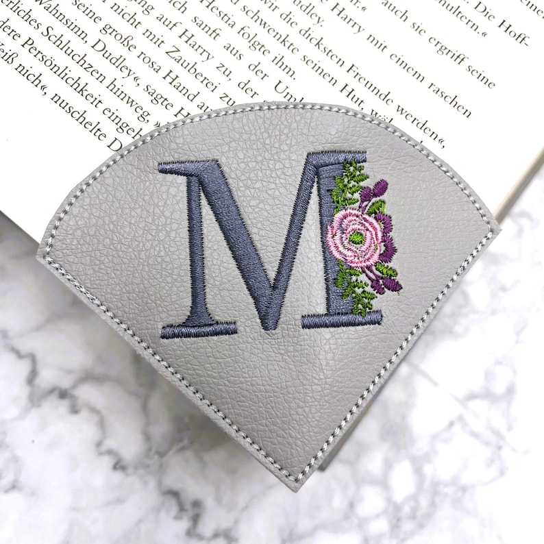 Marque-page Coin lecture Faux cuir brodé rat de bibliothèque personnalisé lettre Monogramme Roses Gris image 9