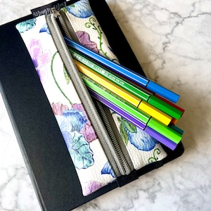 Etui Federmäppchen Stifte Täschchen Gummiband Journal Notizbuchfedertasche Tablet Kunstleder Blumen Stiefmütterchen Bild 1