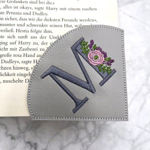 Lesezeichen Leseecke Kunstleder gestickt Bücherwurm personalisiert Buchstabe Monogramm Rose grau Bild 8