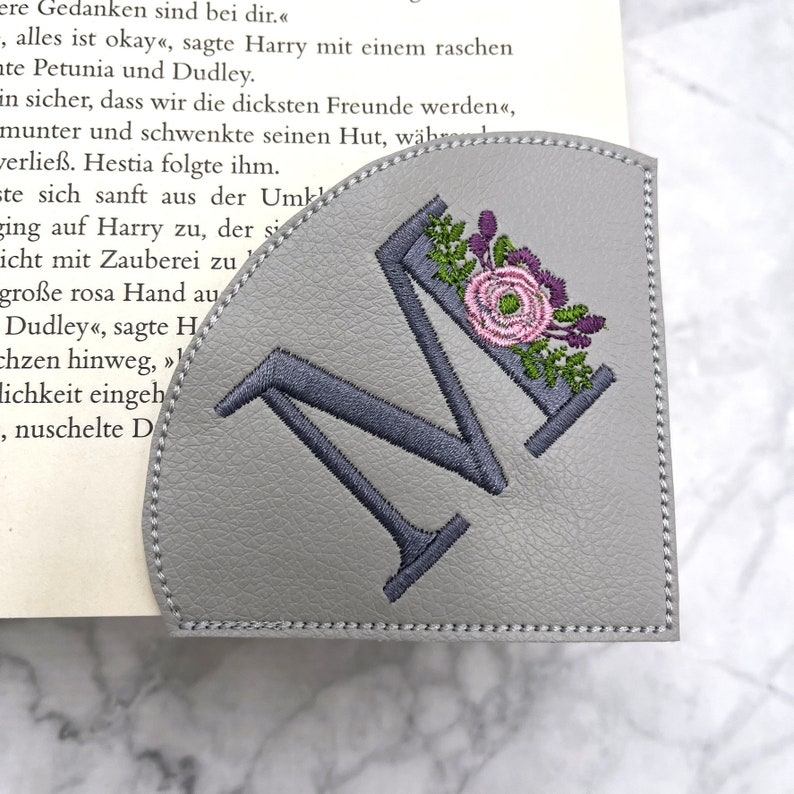 Lesezeichen Leseecke Kunstleder gestickt Bücherwurm personalisiert Buchstabe Monogramm Rose grau Bild 8