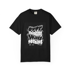 Puede incluir: Camiseta negra con un gráfico blanco que dice "Overthinking Solves Nothing" en una fuente audaz y estilizada. El texto "Est. 2020" está debajo. La camiseta tiene mangas cortas y cuello redondo.