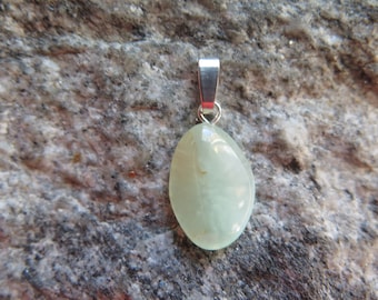 Petit pendentif magique en Prehnite verte avec oeillet en argent 925 -divers spécimens-