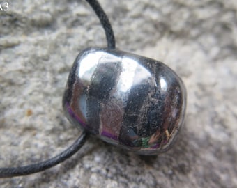 Pendentif en forme de minerai de fer en hématite avec trou latéral, comprenant un ruban de coton noir