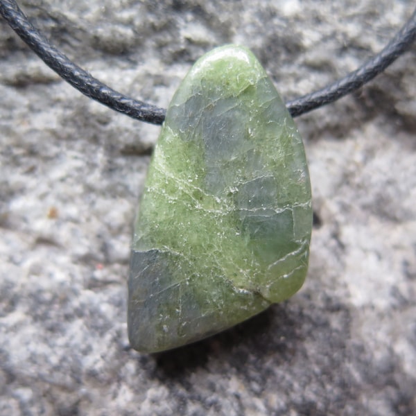 Magischer Peridot Anhänger mit seitlicher Bohrung, inkl. schwarzem Baumwollband -unterschiedliche Variationen-