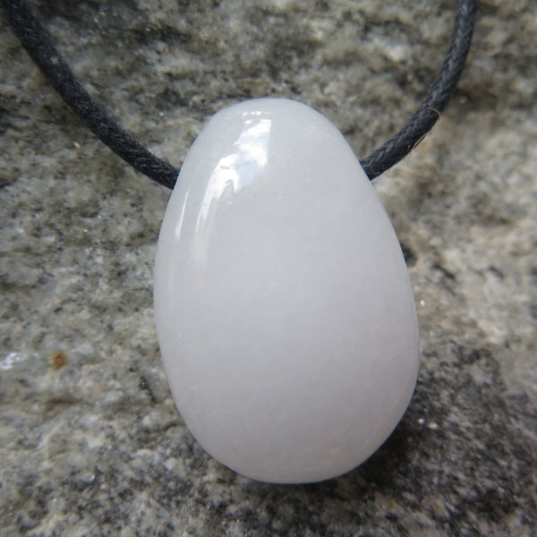 Pendentif en jade blanc magique, avec trou latéral, y compris bande de coton noir -divers exemplaires-