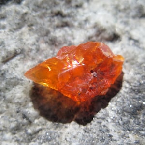 Pequena pedra bruta de opala de fogo rica em energia - vários exemplares.