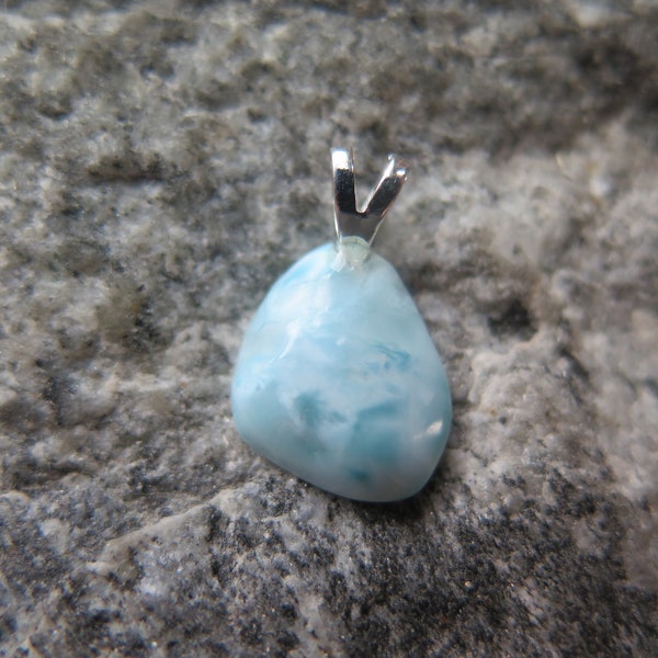 Kleiner Larimar Anhänger, mit 925 Silber -unterschiedliche Exemplare ca. 1,4 cm lang-