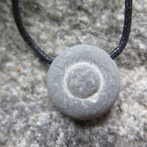 Fairy Stone uit Canada hanger met boring aan de voorkant, inclusief zwart katoenen lint - verschillende uitvoeringen.