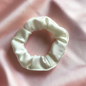 Ivory White Maulbeerseide Satin Mini Hair Scrunchie - in Großbritannien genäht