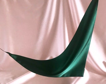 Foulard triangolare in seta di gelso color smeraldo Audrey cucito