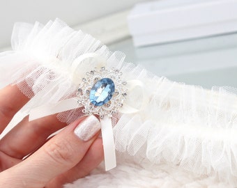 jarretière de mariage en tulle ivoire avec quelque chose de bleu, jarretière en tulle ivoire, jarretière de mariée ivoire, jarretière ivoire avec bleu, jarretière de mariage avec bleu