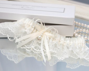 ivory wedding garter, ivory bridal garter, ivory keepsake garter, ivory lace garter, beige wedding garter, beige garter, beige lace garter