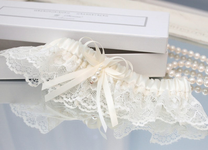 ivory wedding garter, ivory bridal garter, ivory keepsake garter, ivory lace garter, beige wedding garter, beige garter, beige lace garter zdjęcie 1