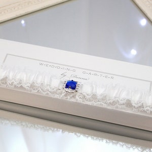 jarretière de mariage en dentelle blanche avec diamant bleu, quelque chose de bleu jarretière, quelque chose de bleu pour la mariée, jarretière de mariée en dentelle blanche, jarretière avec bleu image 2