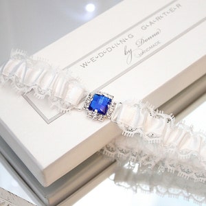 jarretière de mariage en dentelle blanche avec diamant bleu, quelque chose de bleu jarretière, quelque chose de bleu pour la mariée, jarretière de mariée en dentelle blanche, jarretière avec bleu image 1